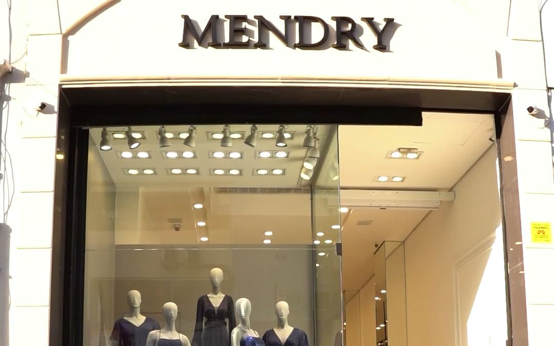 Fachada da loja Mendry com vestidos de festa na vitrine